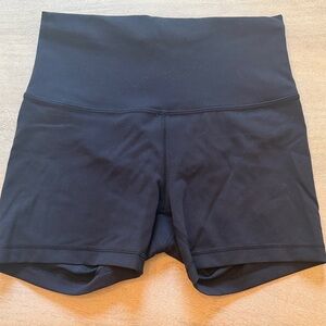 Lululemon black size 6 wunder train 4 inch shorts